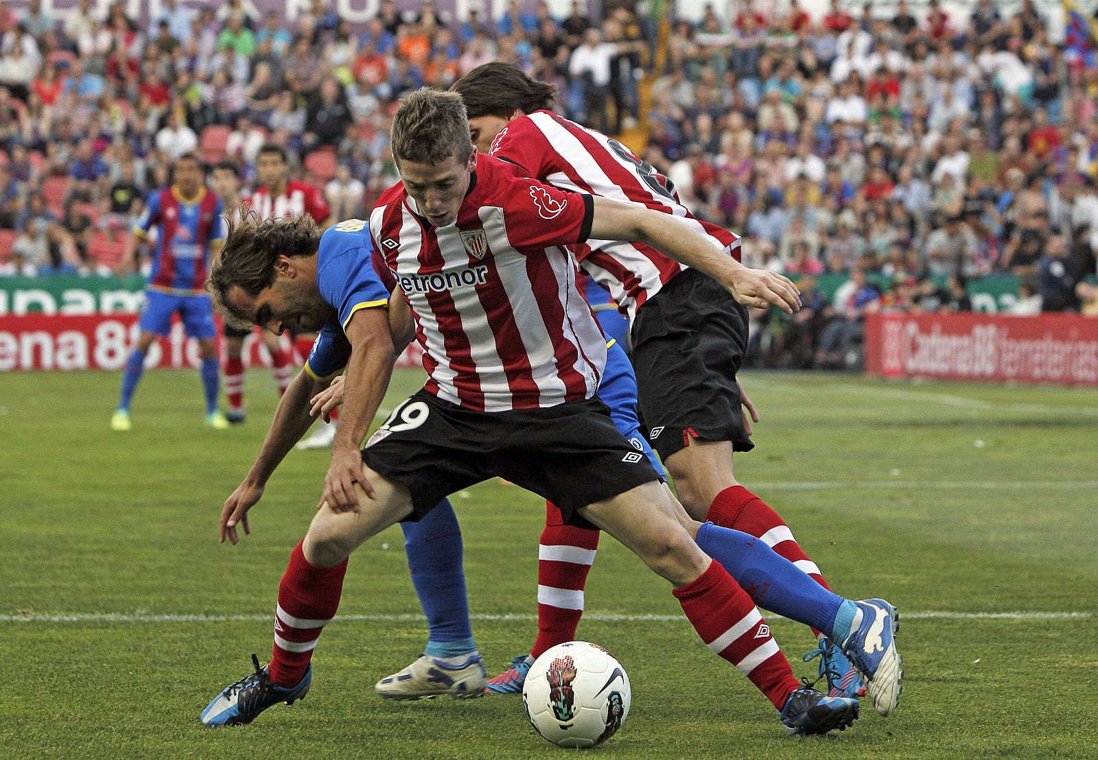 El delantero del Athletic Iker Muniain, ante la oposición de Barkero, del Levante, en un encuentro