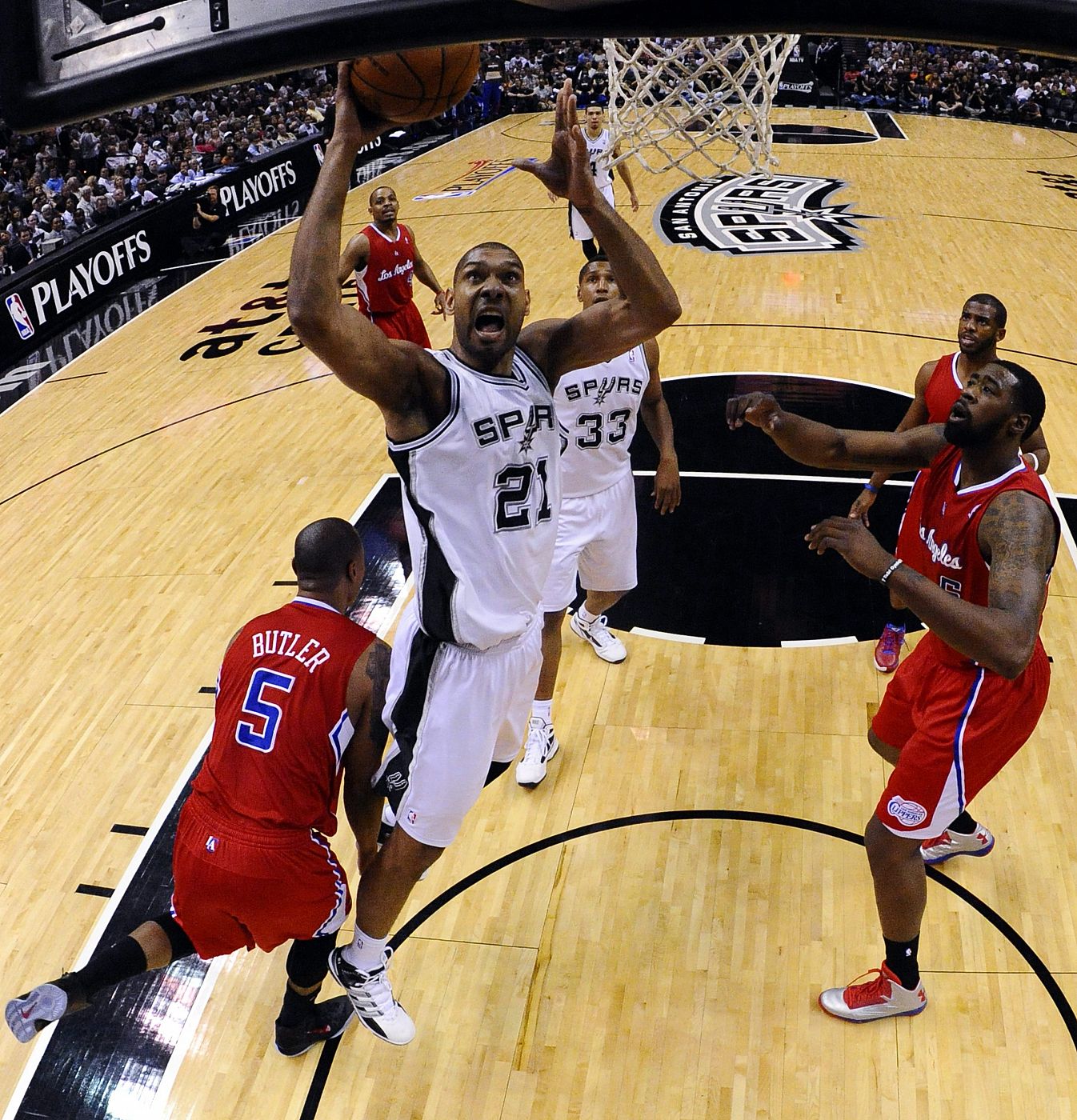 El jugador de los Spurs Tim Duncan (c) machaca ante los Clippers.