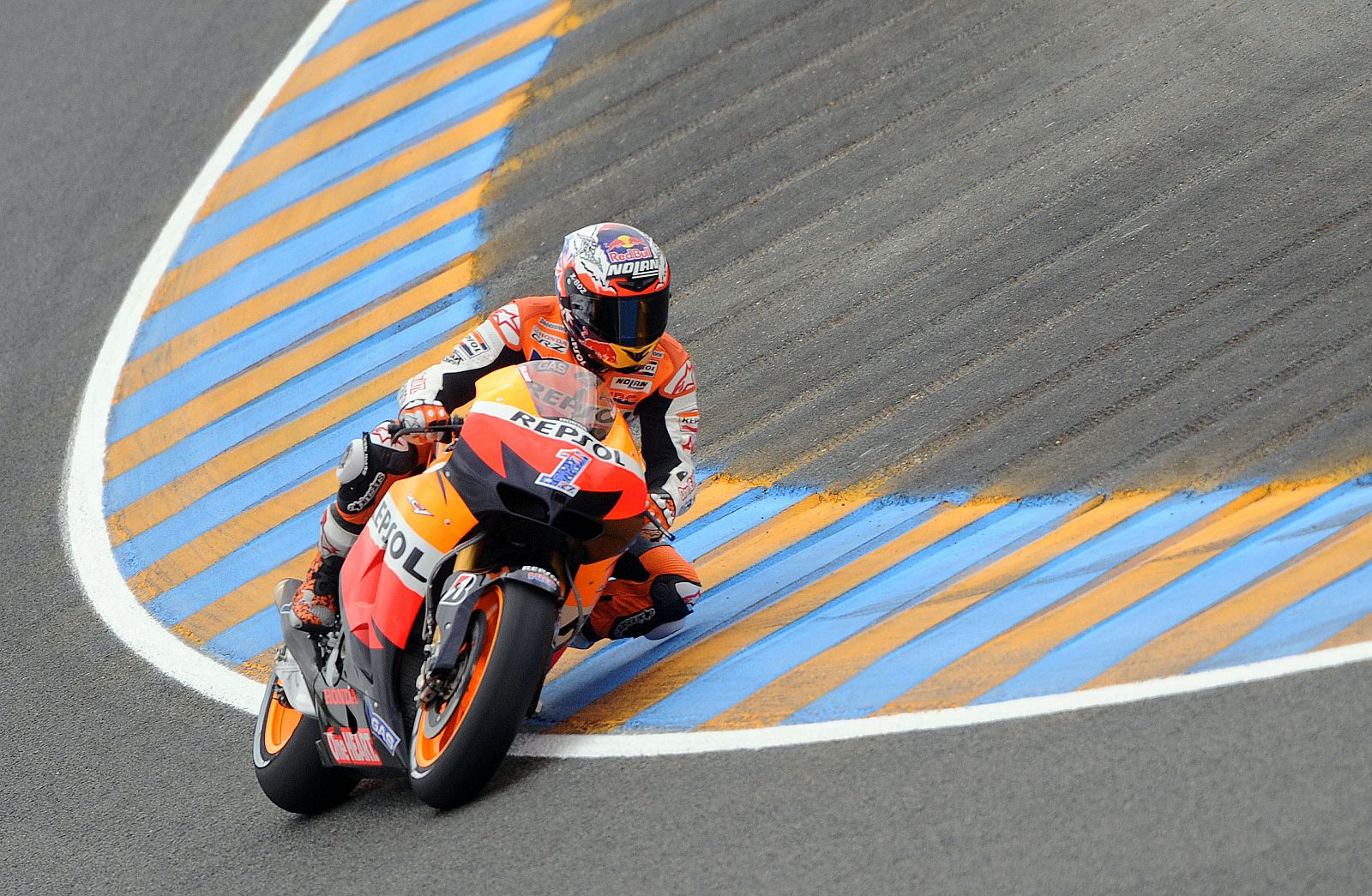 Imagen del piloto australiano Casey Stoner en el circuito francés de Le Mans.