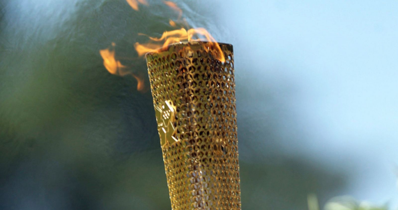 La antorcha olímpica se apagó cuando era transportaada por el atleta de badminton paralímpico David Follet.