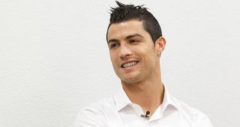 Cristiano Ronaldo atiende a los medios