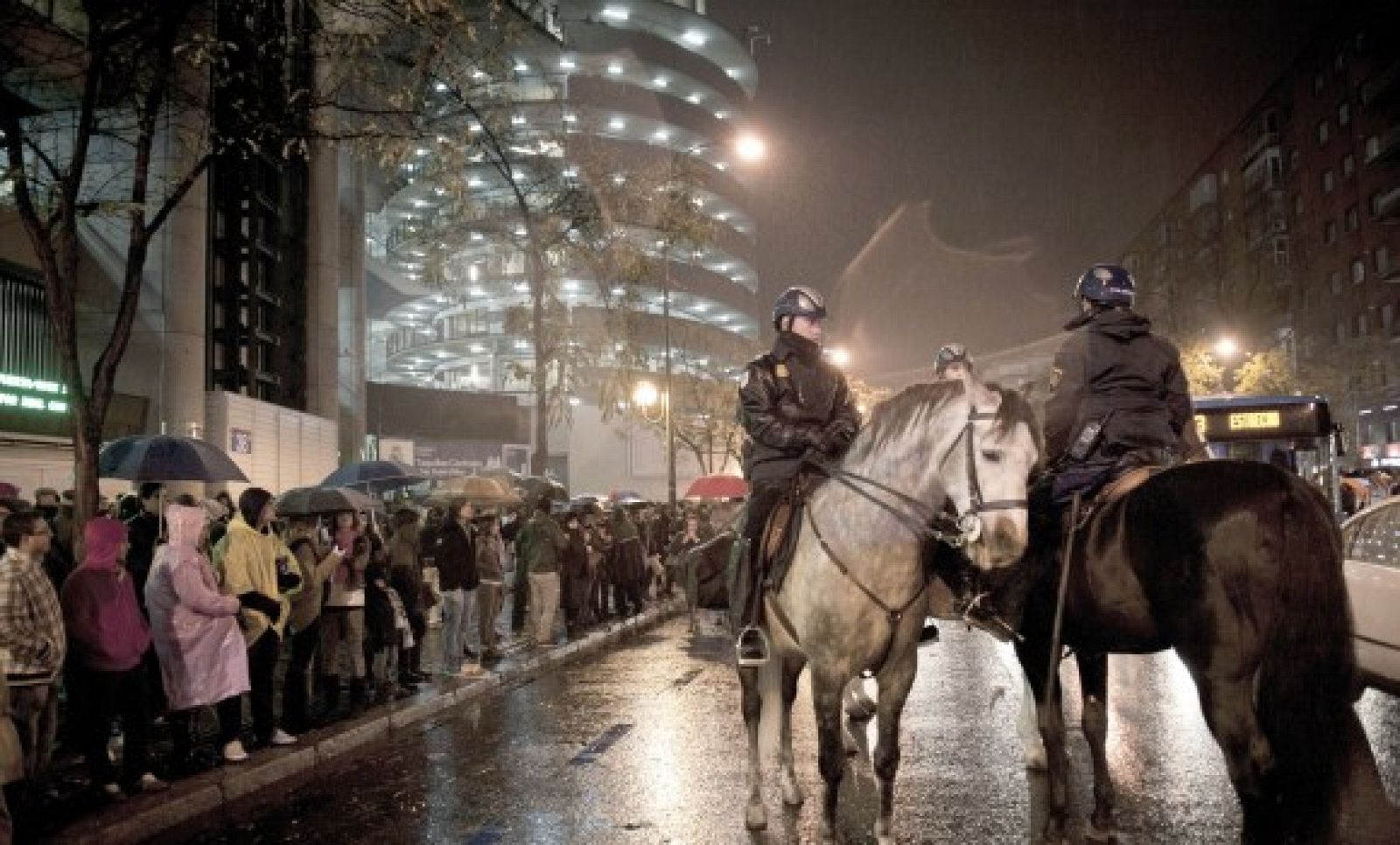 Policía Nacional montada a caballo en los aledaños del estadio Santiago Bernabéu.