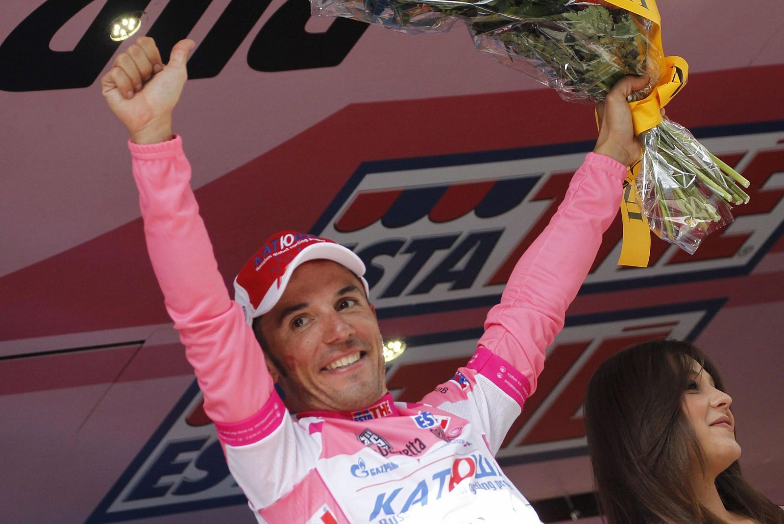 El ciclista español del Katusha, Joaquim 'Purito' Rodríguez, celebra en el podio la victoria conseguida en la decimoséptima etapa del Giro d'Italia