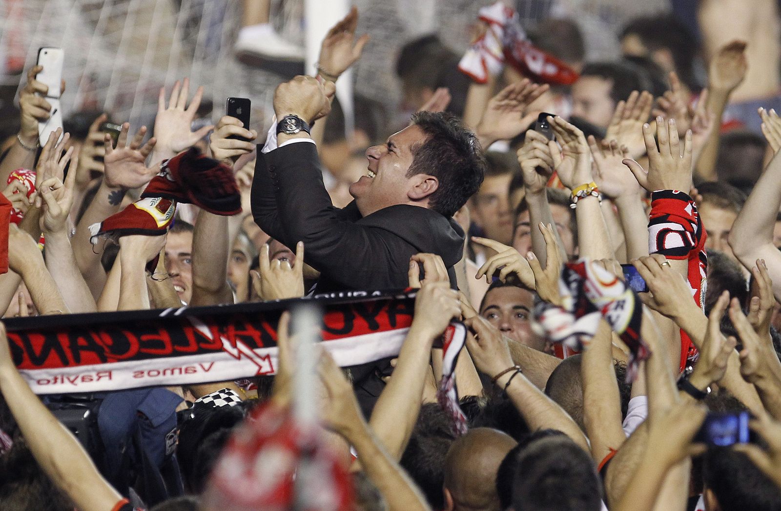 Sandoval celebra con la afición la permanencia del Rayo en Primera División