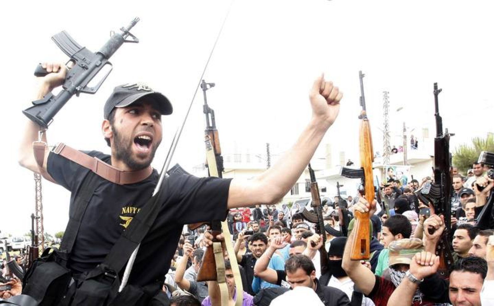 Milicias libanesas suníes durante el entierro del clérigo Ahmed Abdul Wahid, cuyo asesinto originó enfrentamientos en Beirut