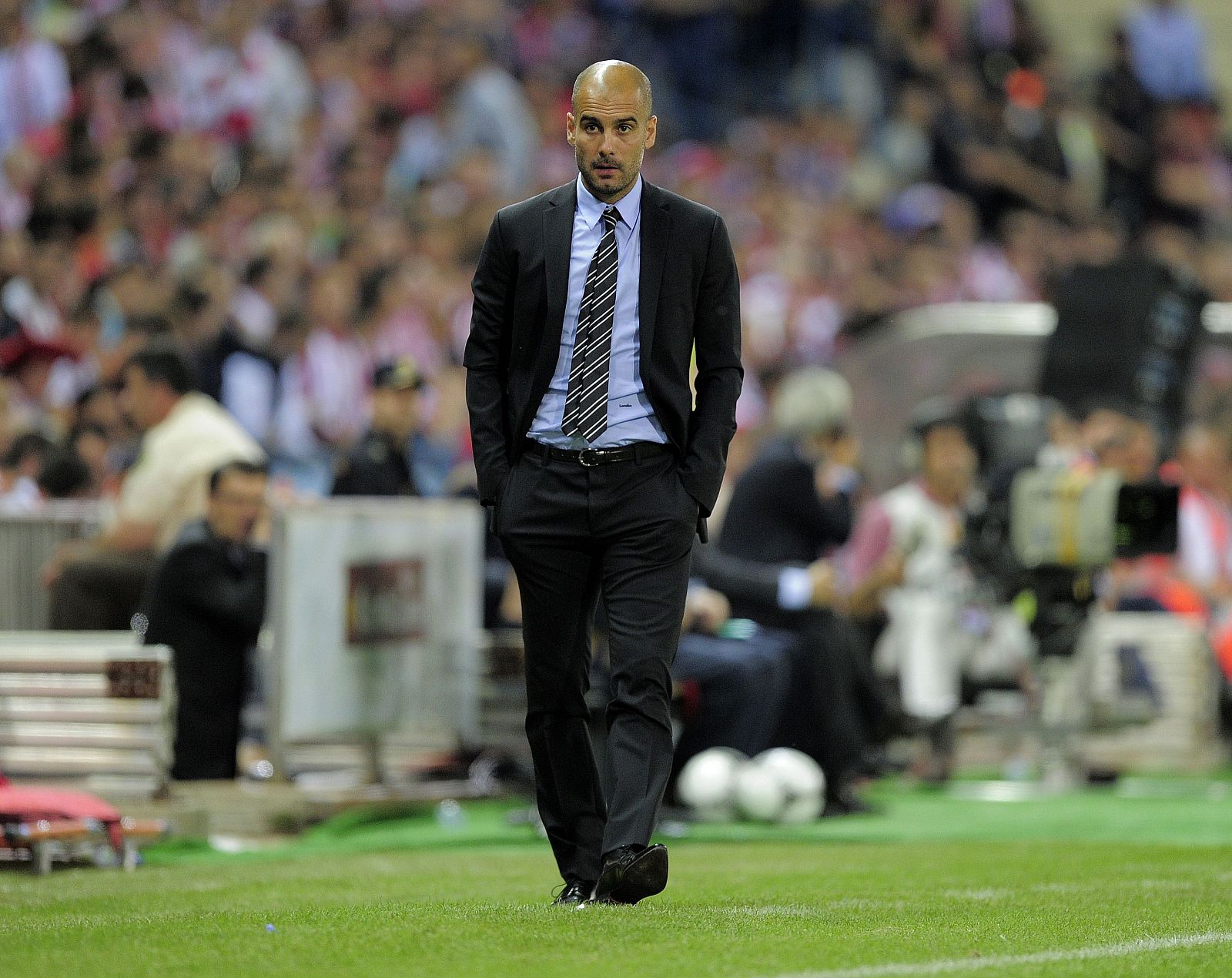 Pep Guardiola observa durante la final de la Copa del Rey entre el Athletic y el Barça.