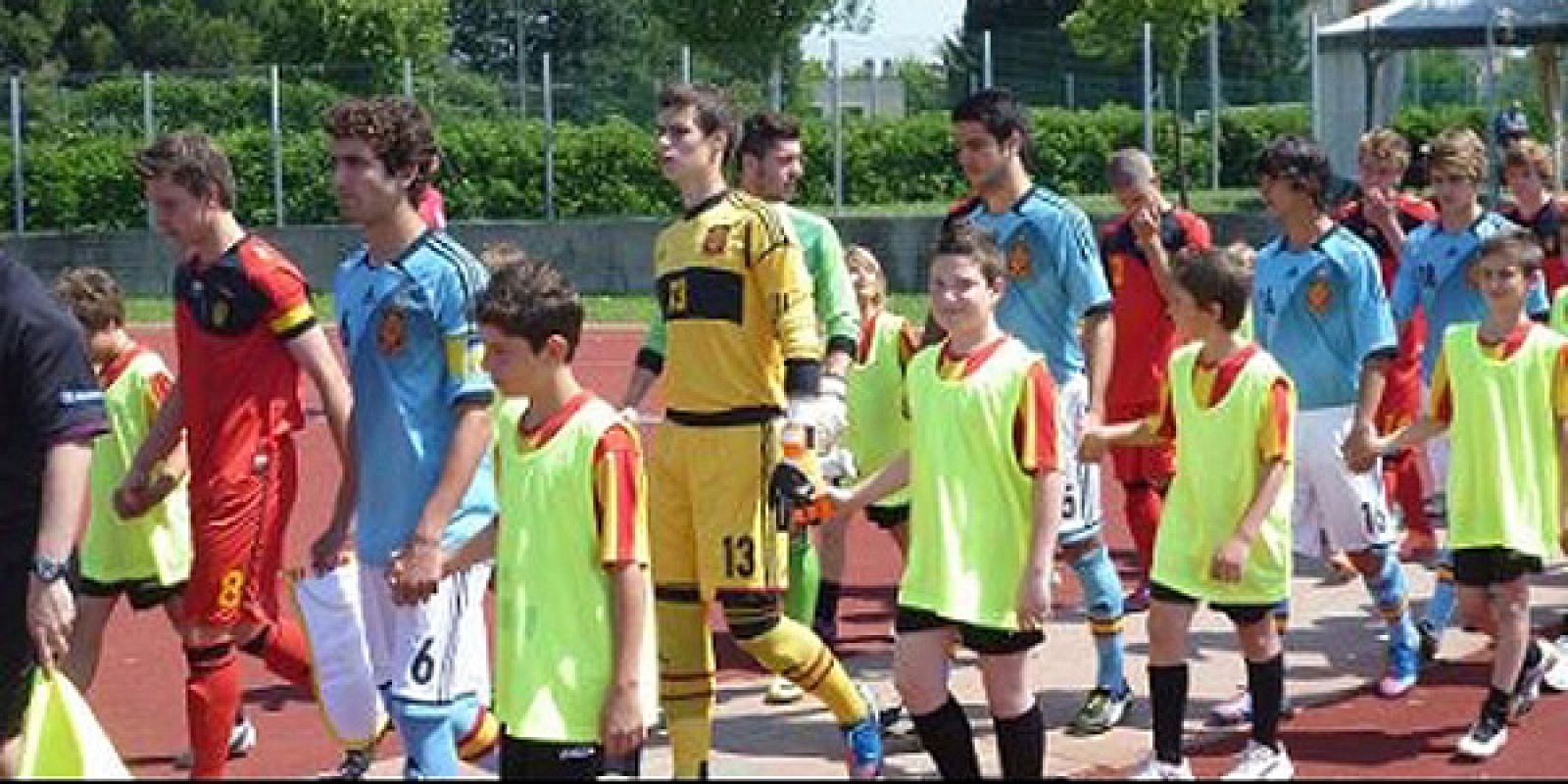 Imagen del equipo español saltando al campo junto al equipo belga.