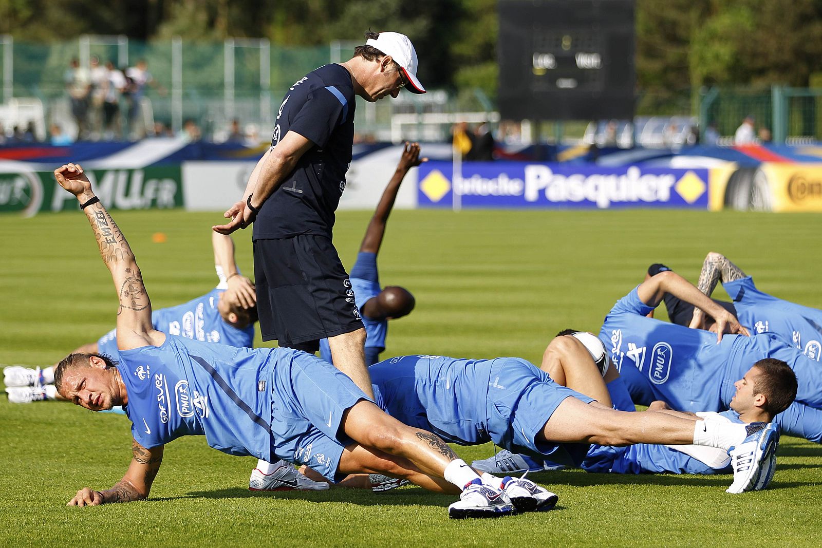 El seleccionador Laurent Blanc siguiendo de cerca una sesión de entrenamiento del combinado francés.