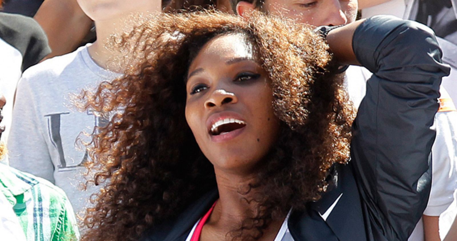 Serena Williams presencia en las gradas de Roland Garros un partido de exhibición.