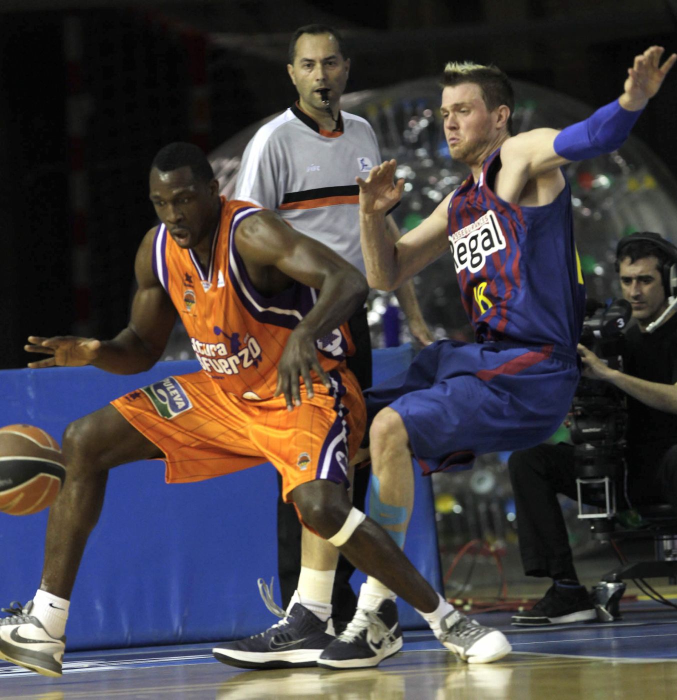 El ala-pívot estadounidense del Barcelona Regal Judson Wallace (d) intenta robar un balón al jugador del Valencia Basket Florent Pietrus en el segundo encuentro de las semifinales.