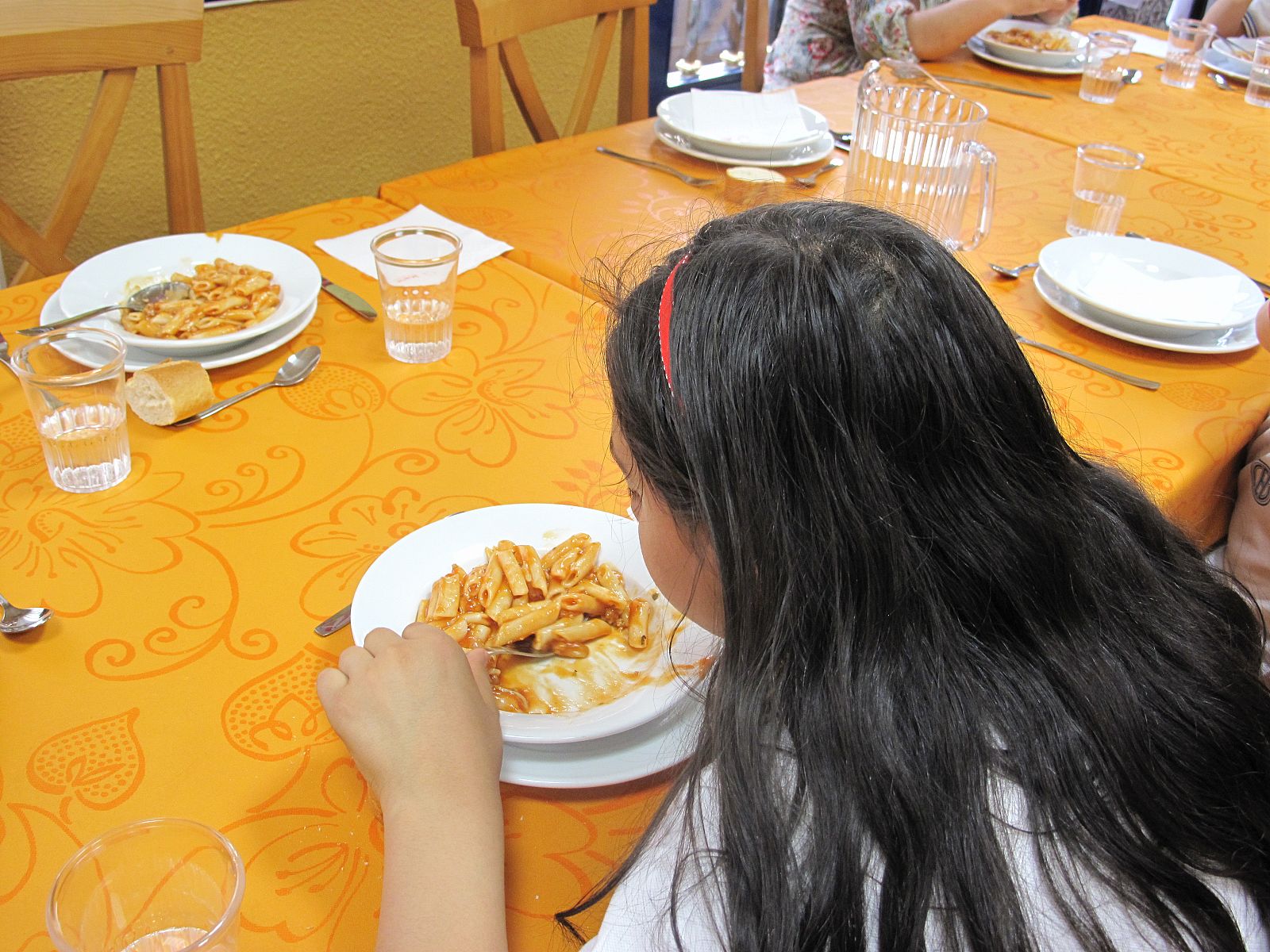 Un centenar de niños acude a cenar cada día a esta comedor social de Embajadores.