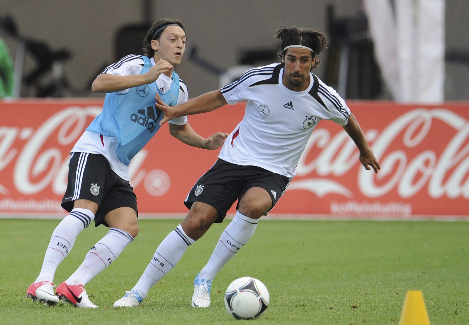 Los centrocampistas del Real Madrid Mesut Özil (i) y Sami Khedira (d) durante el entrenamiento con su selección.