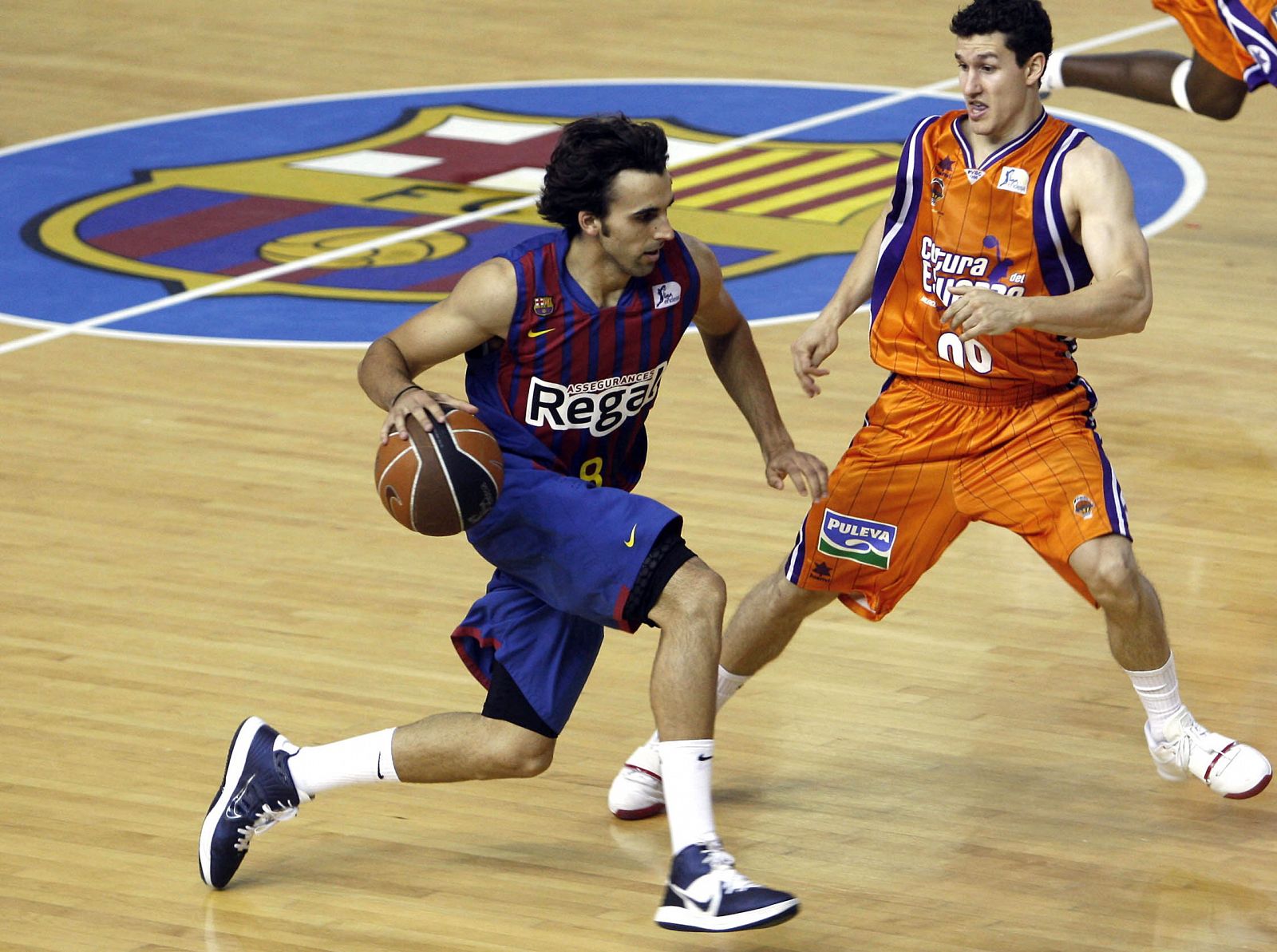 El base del Barcelona Regal Victor Sada lucha por un balón con el jugador del Valencia Basket Rodrigo San Miguel.