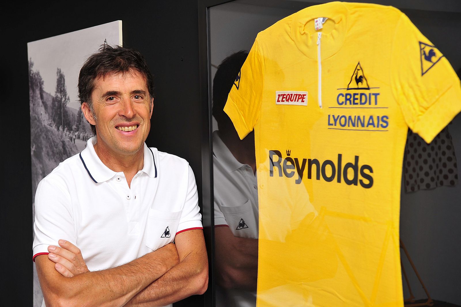 Pedro Delgado junto al maillot amarillo del Tour de Francia 1988.