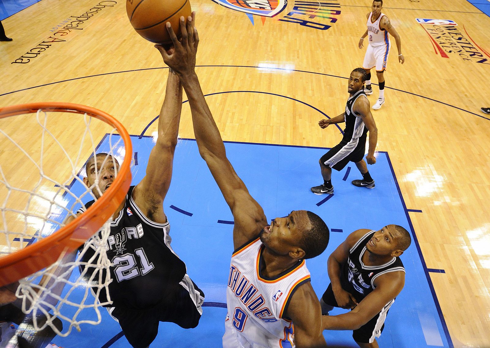 Serge Ibaka salta para taponar el intento de canasta de Tim Duncan