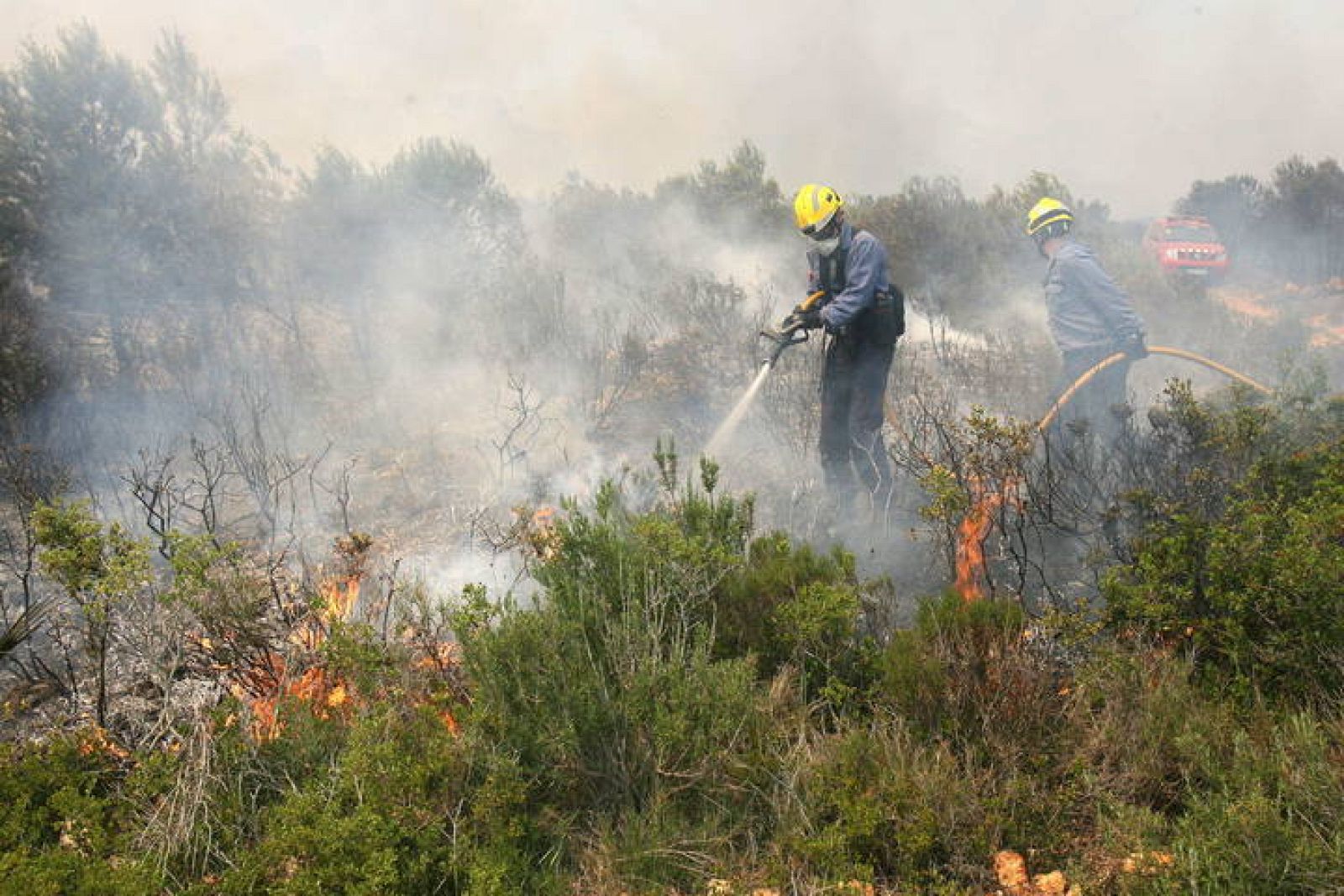 EL INCENDIO DE RASQUERA AFECTA A 900 HECTÁREAS Y SE EXTIENDA HACIA EL PERELLÓ