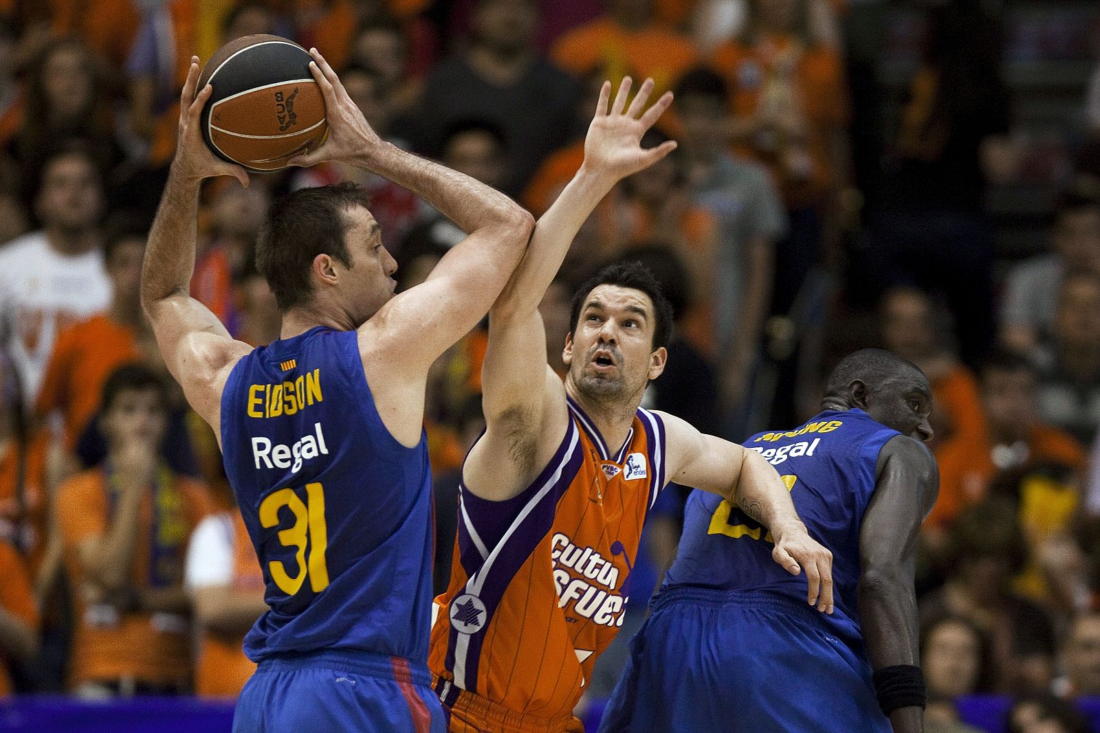 El alero estadounidense del FC Barcelona Regal, Chuck Edison, conduce el balón frente al escolta del Valencia Basket, Rafa Martinez.