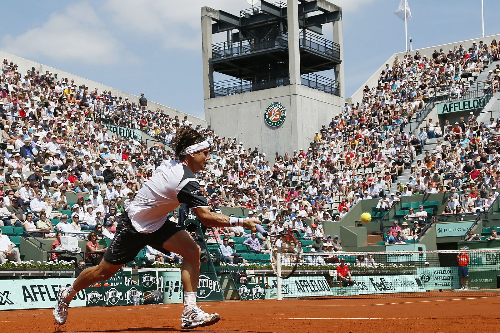 David Ferrer devuleve la pelota a Mikhail Youzhny.