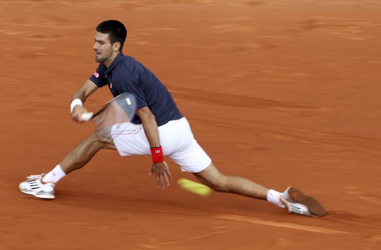 Novak Djokovic devuelve la bola a Andreas Seppi 