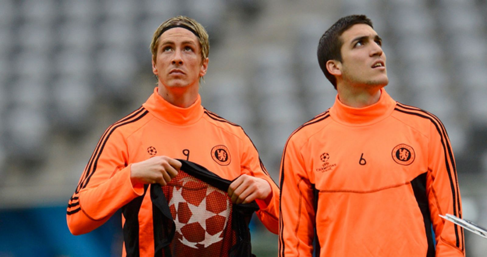 Los jugadores del Chelsea, Oriol Romeu y Fernando Torres, durante un entrenamiento con su equipo.