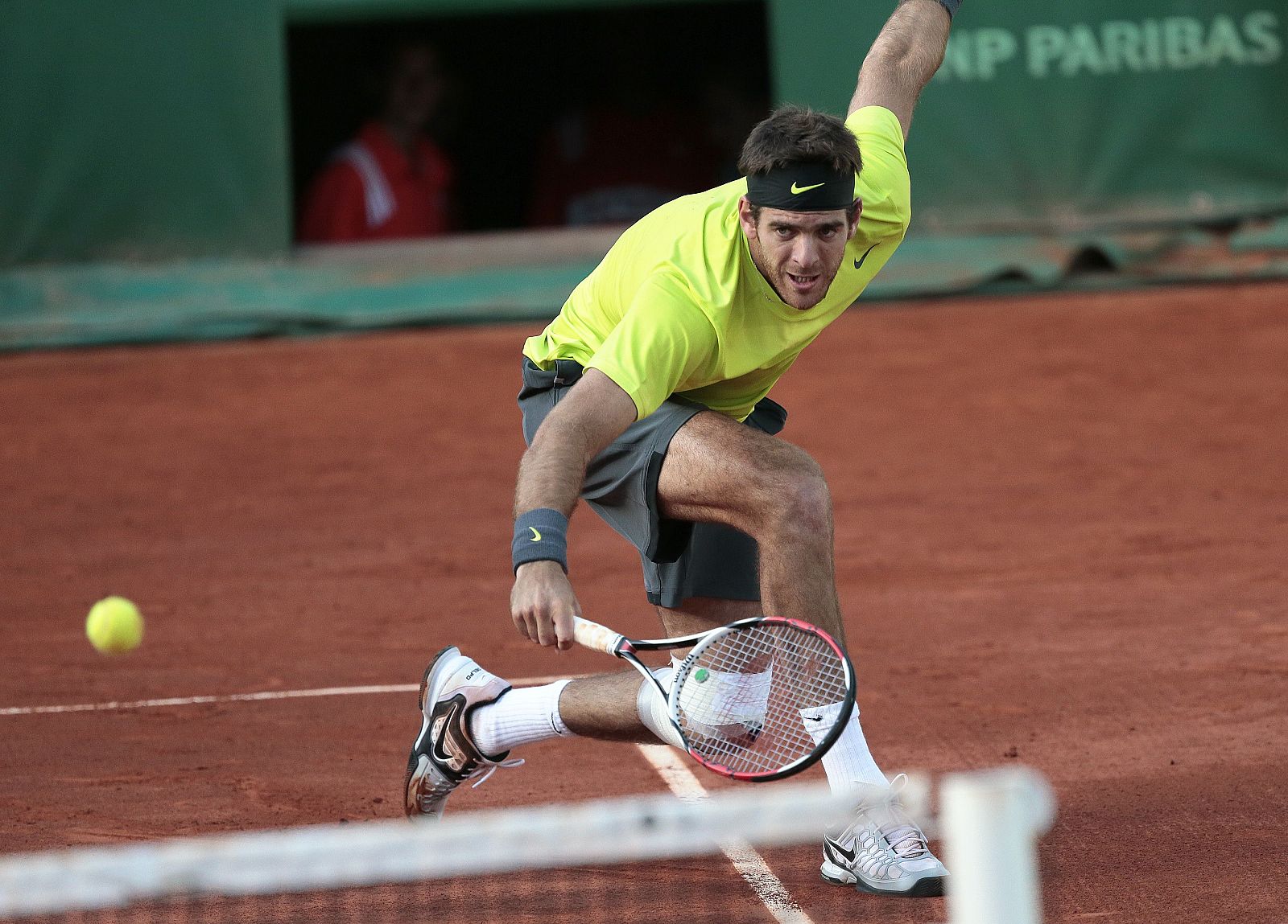 El argentino Juan Martin Del Potro devuelve la bola al checo Tomas Berdych.