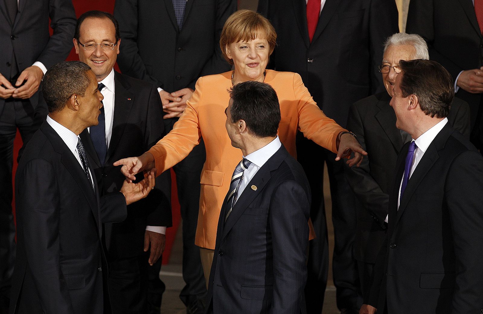 Merkel señala a Cameron y Obama durante la foto de familia de la cumbre de la OTAN celebrada en Chicago.