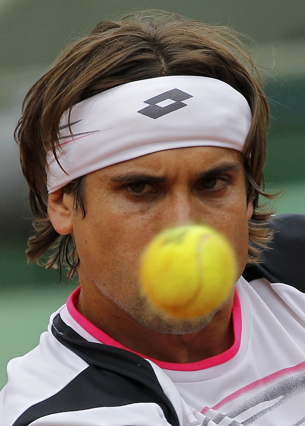 David Ferrer con la mirada fija en una bola jugada contra Andy Murray en Roland Garros