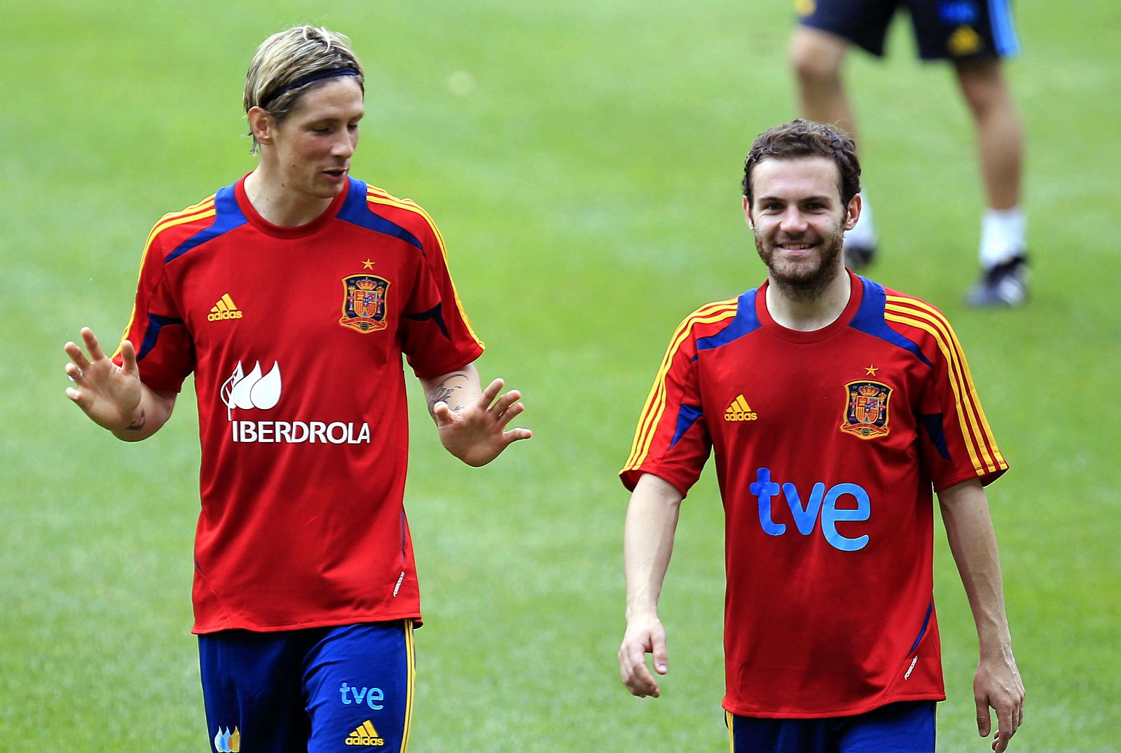 Los jugadores de la selección española y compañeros en el Chelsea Fernando Torres (i) y Juan Mata