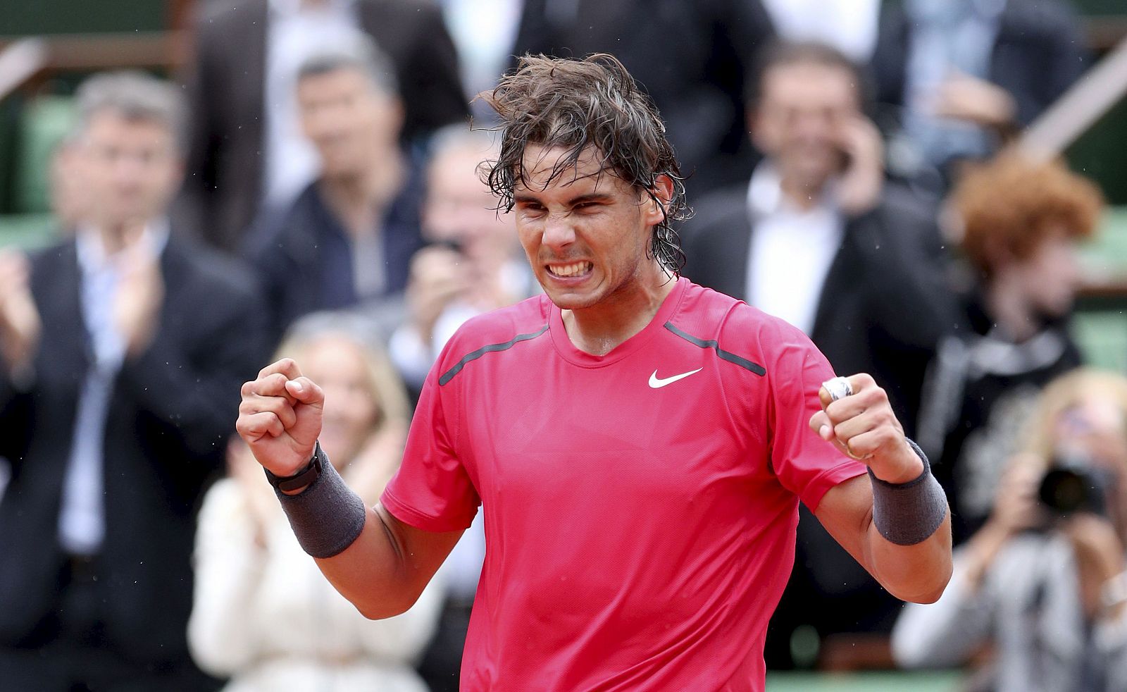 El tenista español Rafael Nadal celebra la victoria conseguida frente a su compatriota Nicolás Almagro