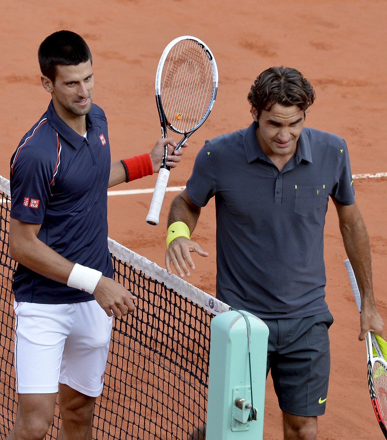 El tenista serbio Novak Djokovic (i) saluda al suizo Roger Federer tras la semifinal