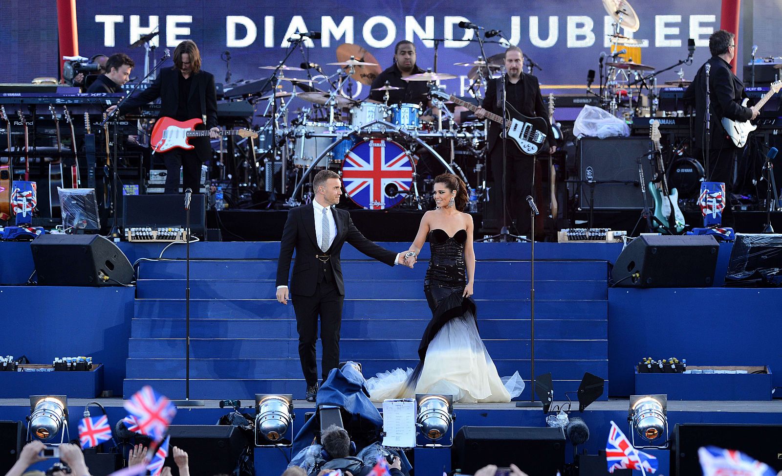 El cantante británico y líder de 'Take That' Gary Barlow canta un dueto junto a Cheryl Cole en el transcurso del concierto del Jubileo