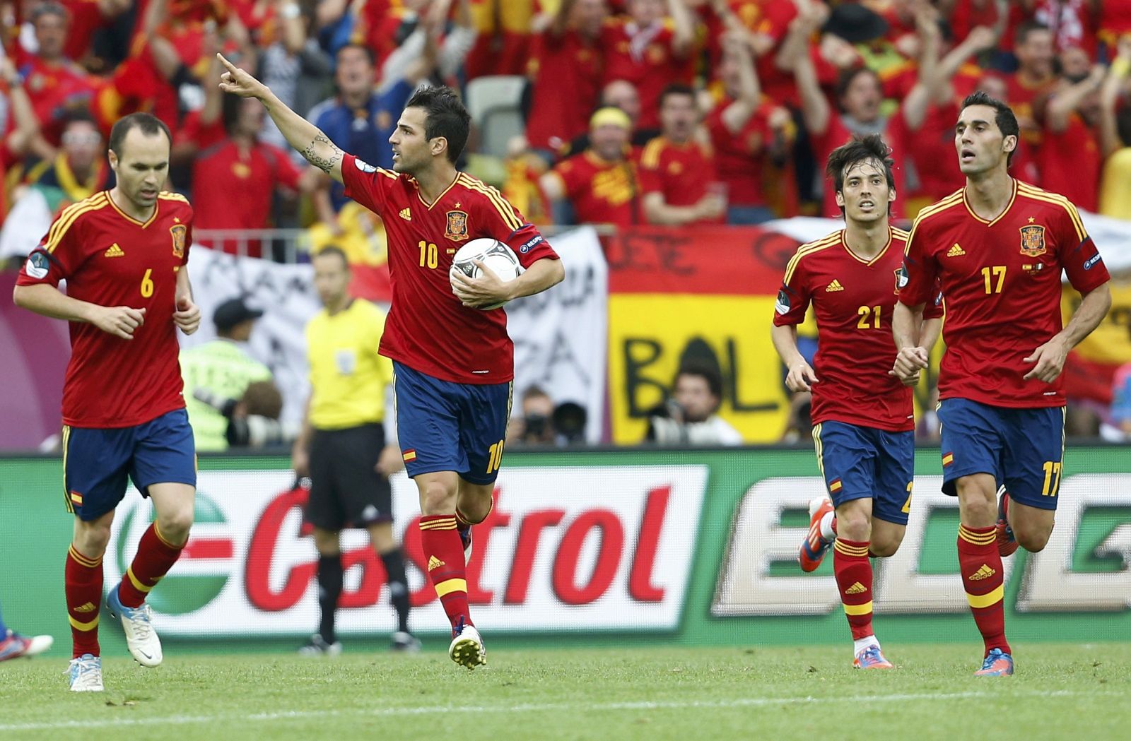 Iniesta y Cesc Fábregas celebran el gol de España contra Italia