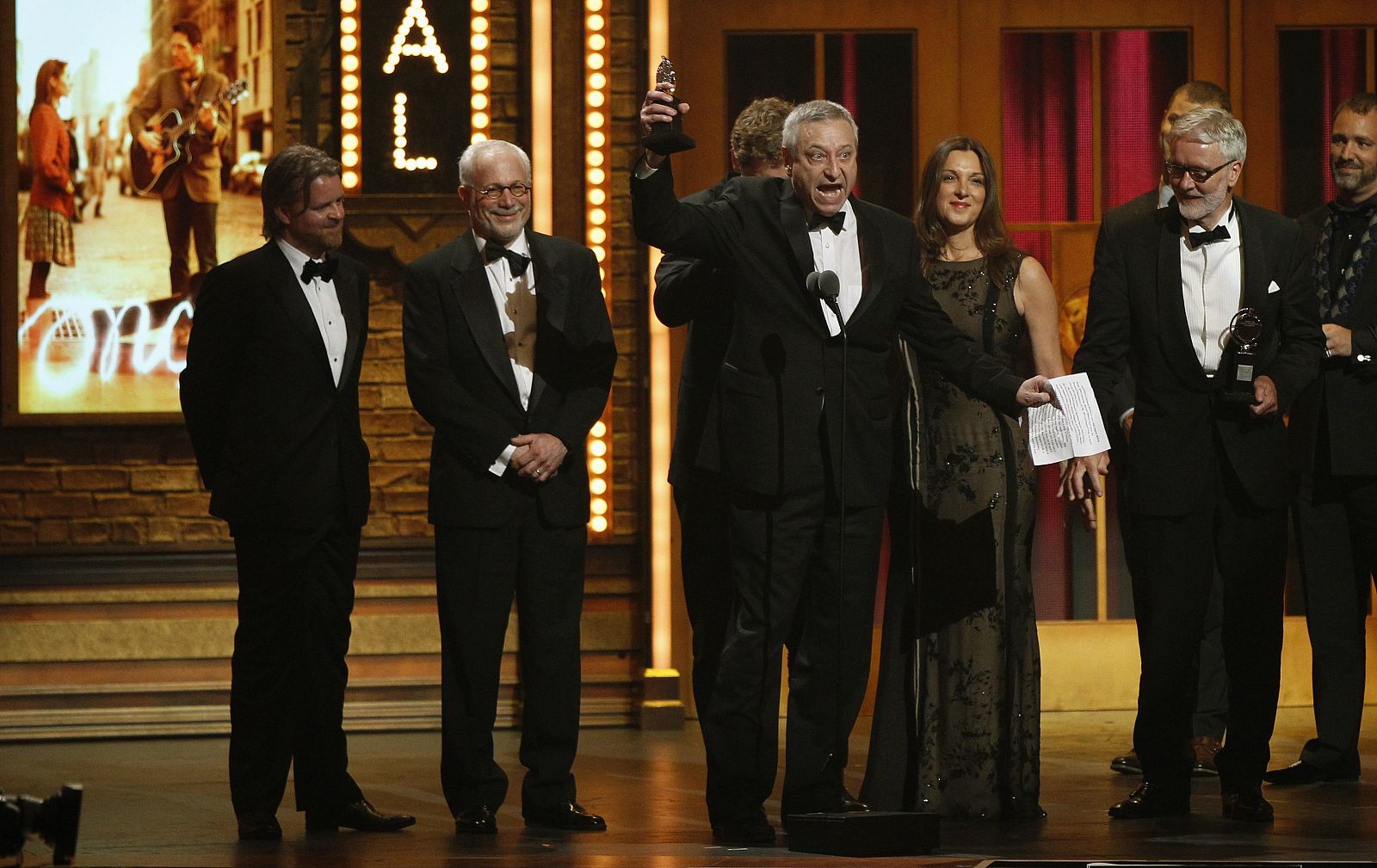 Los productores del musical 'Once', recogiendo el premio Tony al mejor musical.