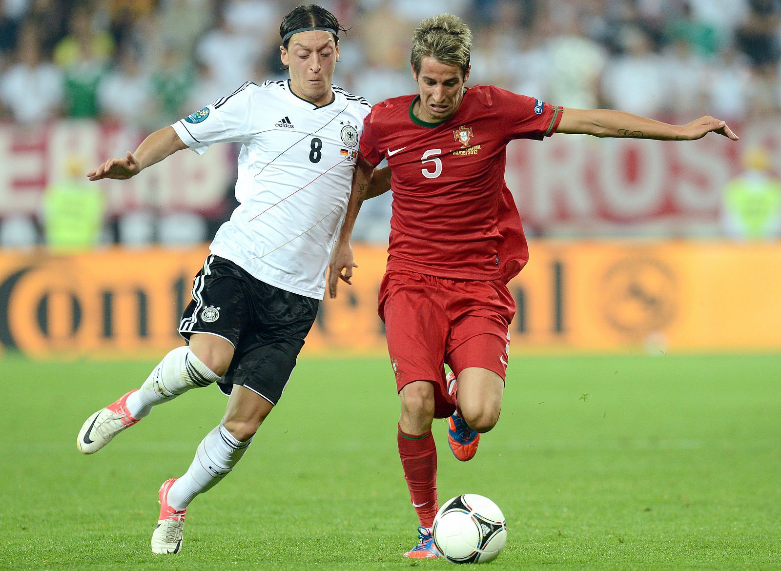 Fabio Coentrao, en un instante del Alemania-Portugal, con su compañero en el Real Madrid Mesut Özil.