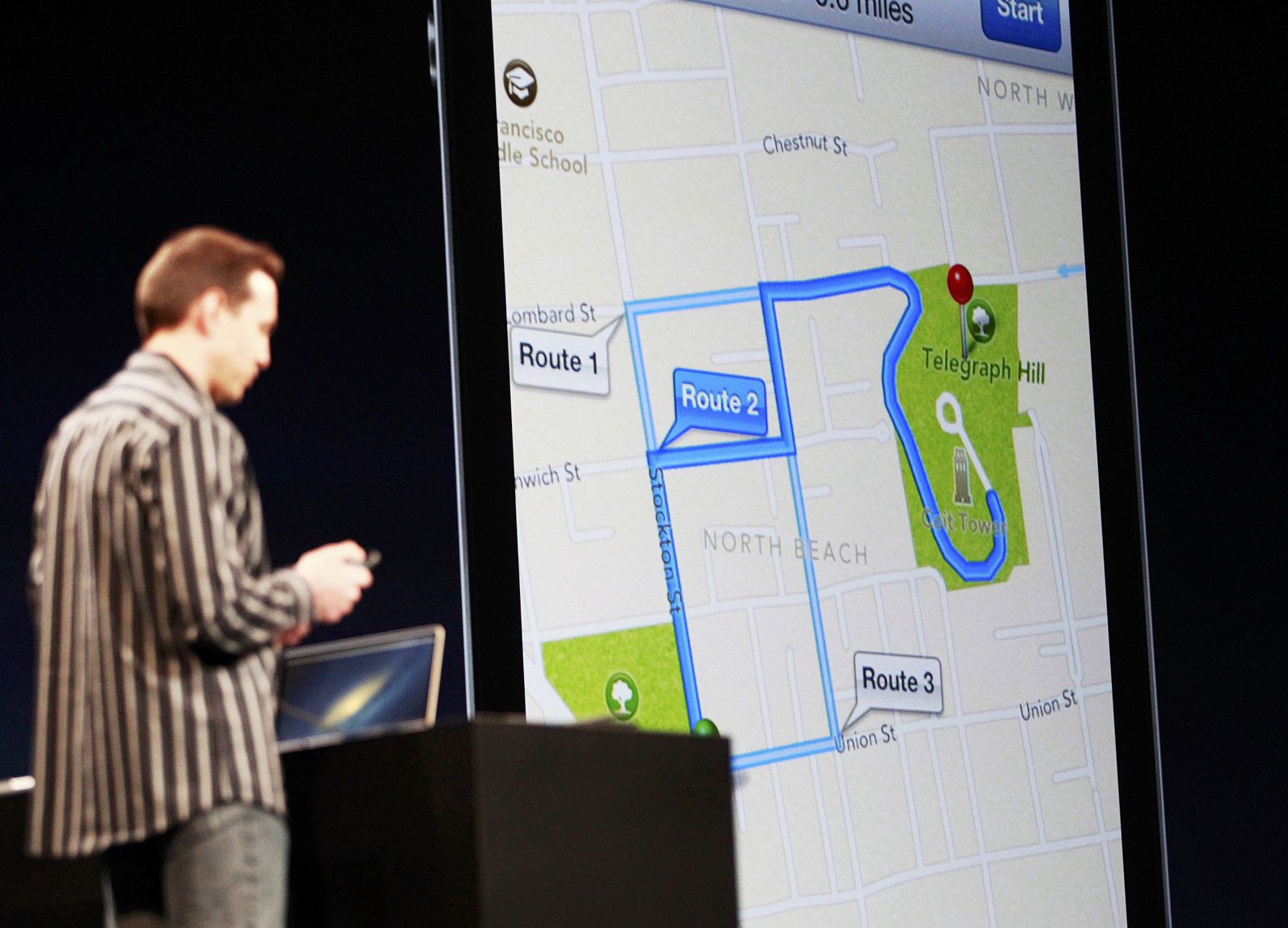 El vicepresidente de Apple, Scott Fostall, hace una demostración de la navegación utilizando Siri en la Conferencia Mundial de Desarrolladores (WWDC) que organiza la compañía.