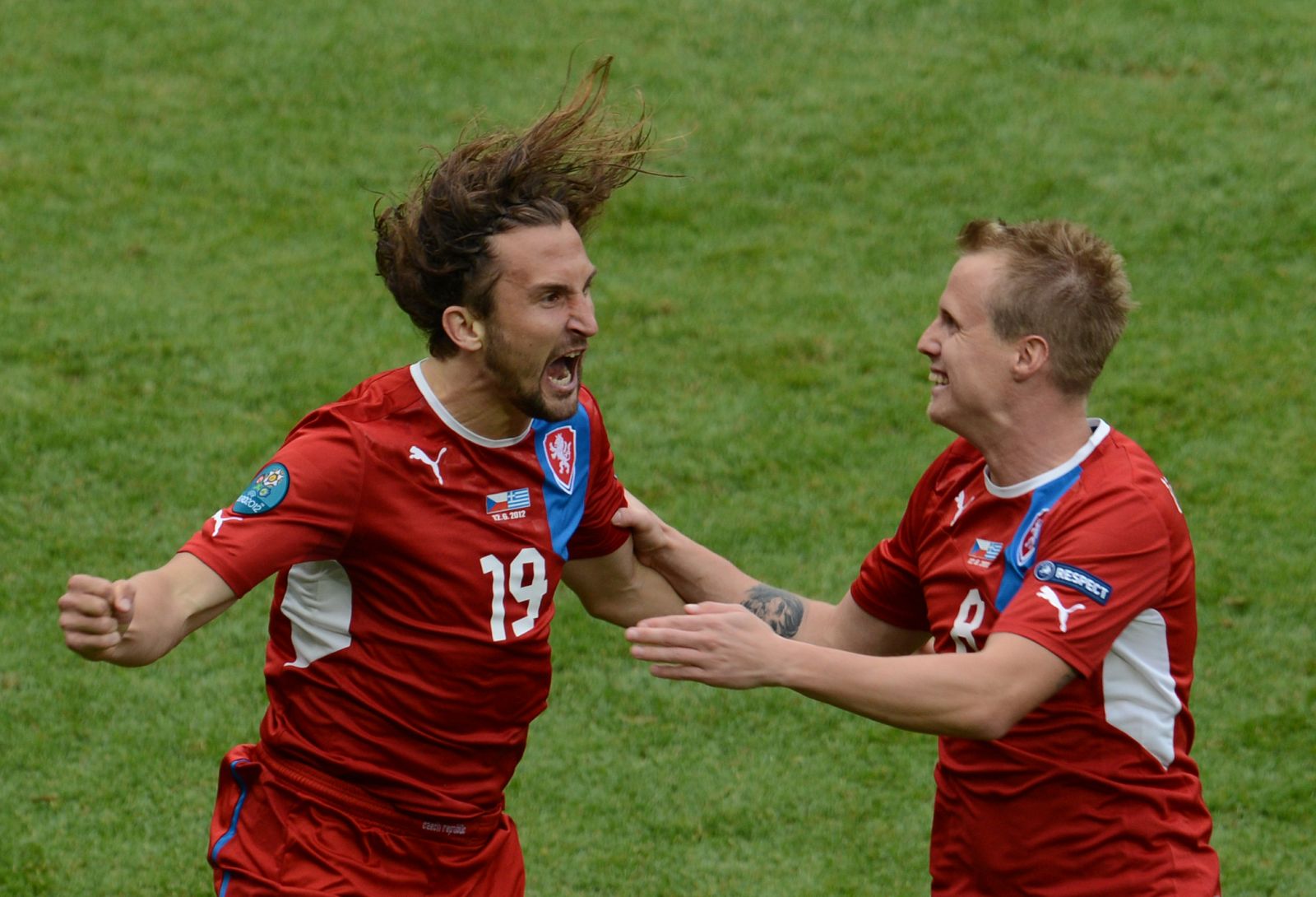 Jiracek celebra con Pilar la victoria de la República checa sobre Grecia en la Eurocopa, 1-2