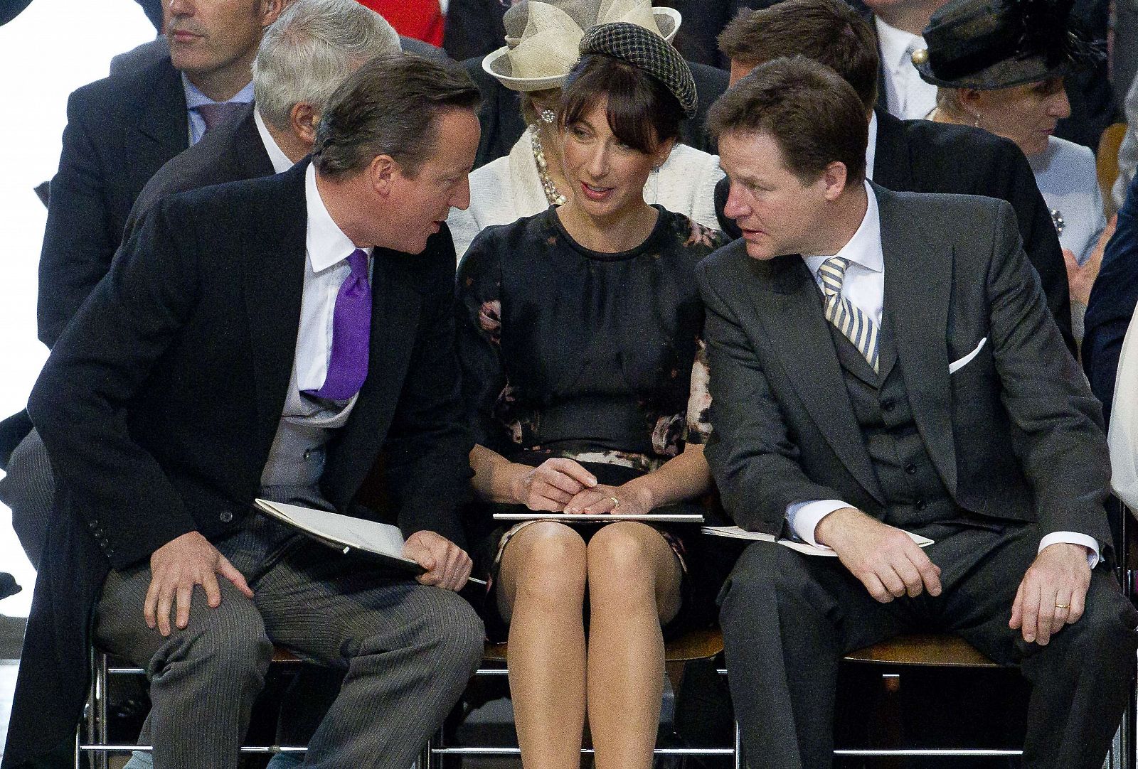 Cameron y Clegg hablan en el reciente jubileo de diamantes de la reina Isabel II en compañía de la esposa del primer ministro.