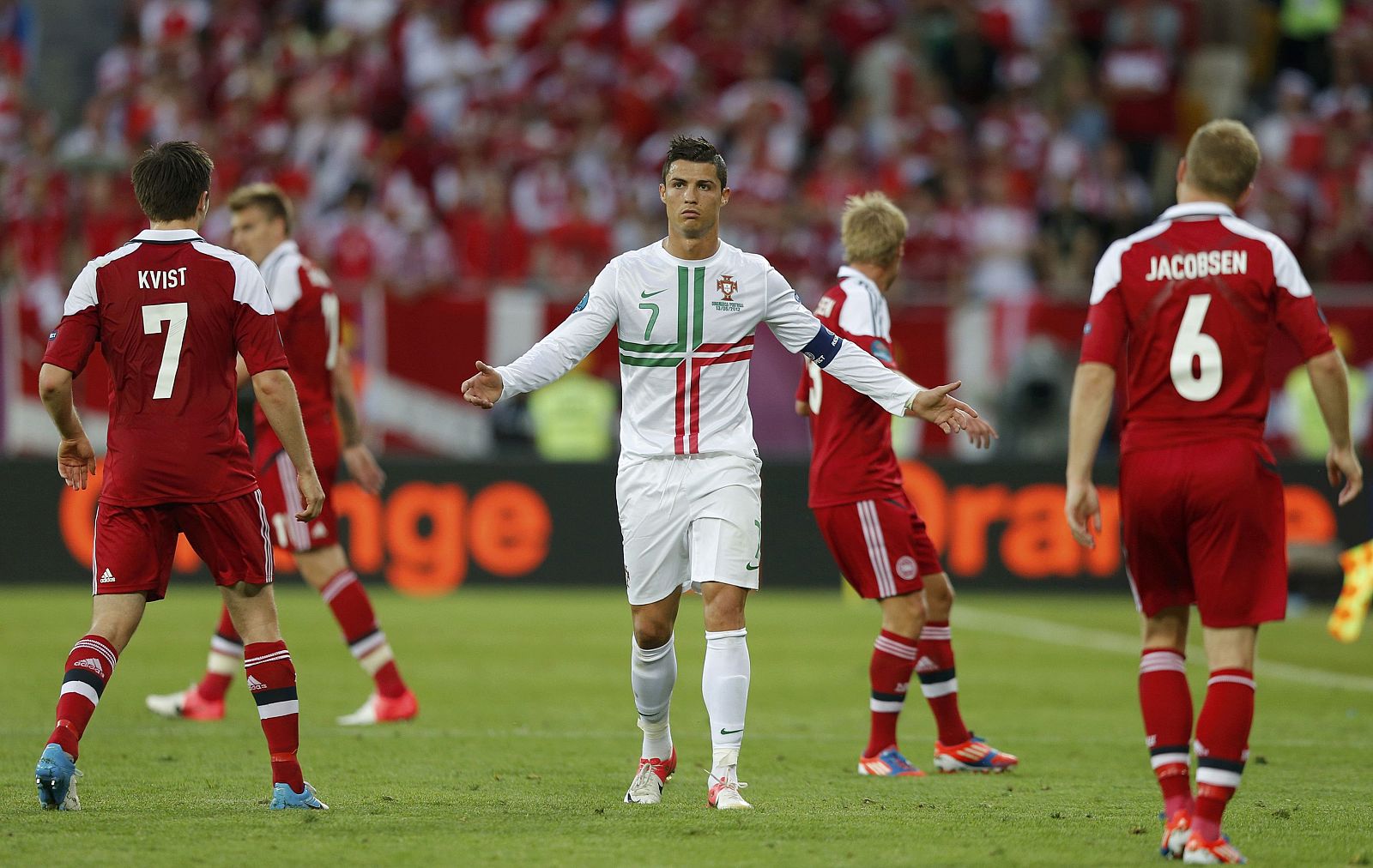 Cristiano Ronaldo levanta los brazos durante el partido.