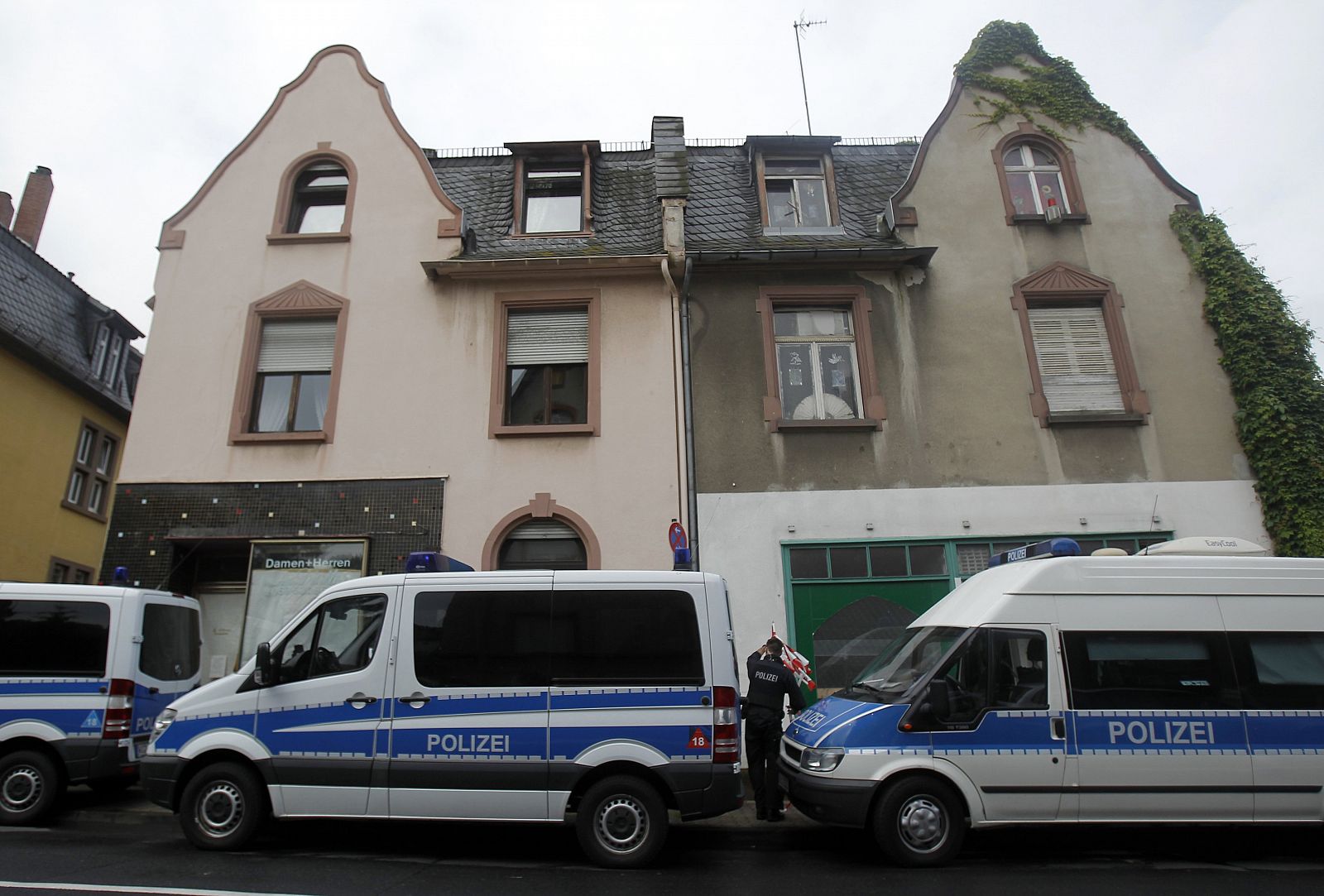 Cohes de Policía frente a un edificio en Frankfurt, Alemania