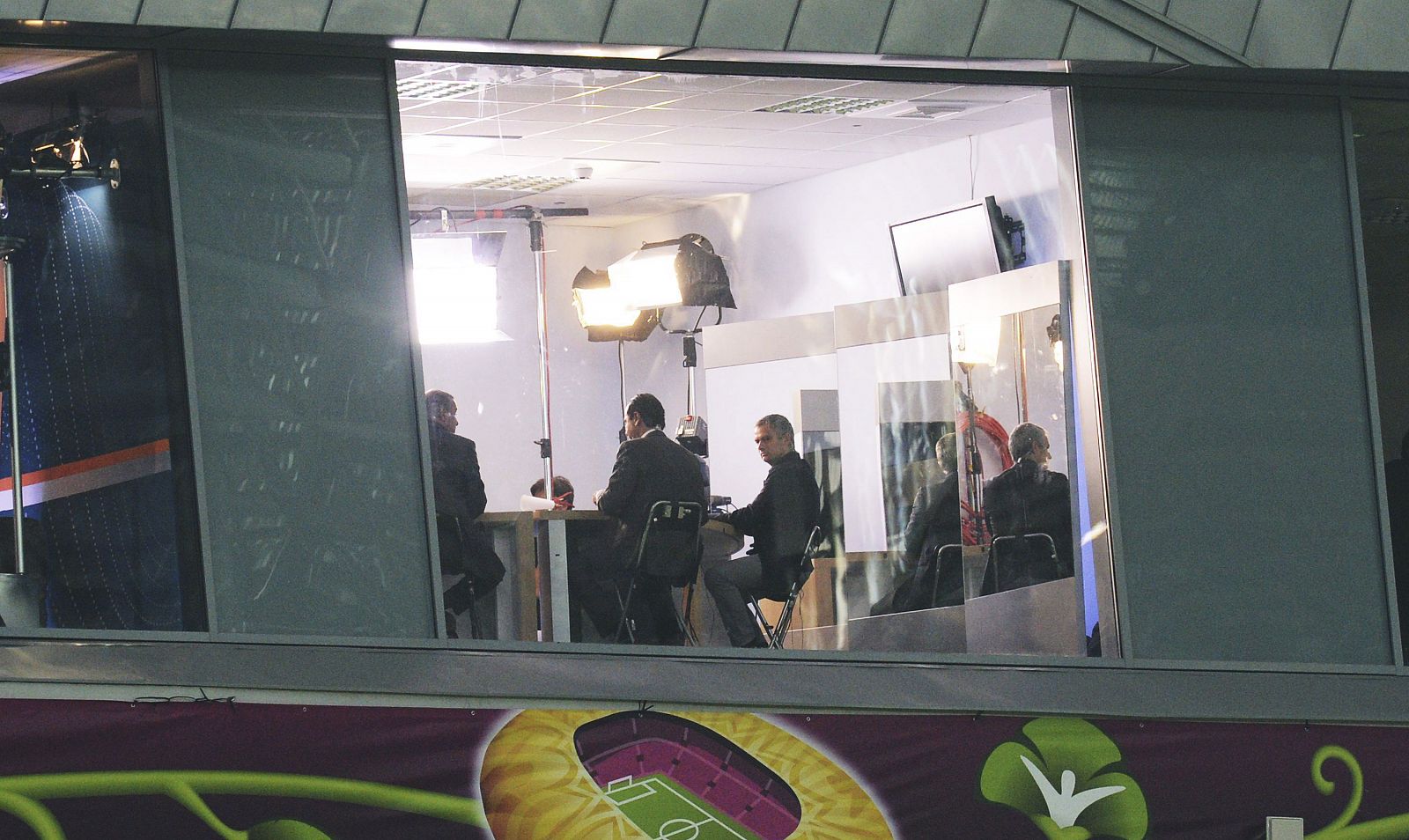 Jose Mourinho, en un plato de televisión en el estadio antes del Portugal - Alemania en Lviv, Ucrania.