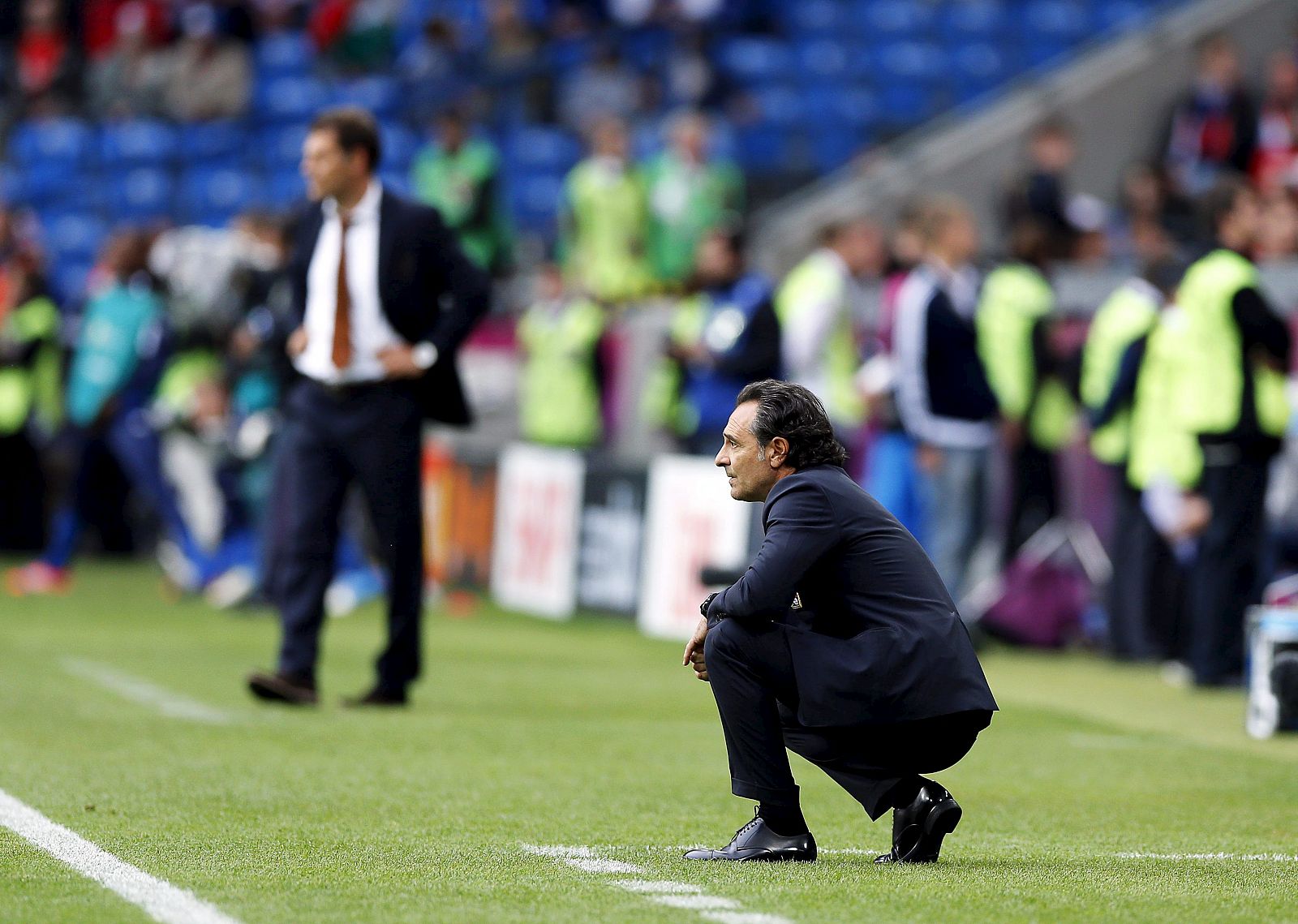 El seleccionador italiano Cesare Prandelli da órdenes a sus jugadores con la figura del seleccionador croata, Slaven Bilic, al fondo.