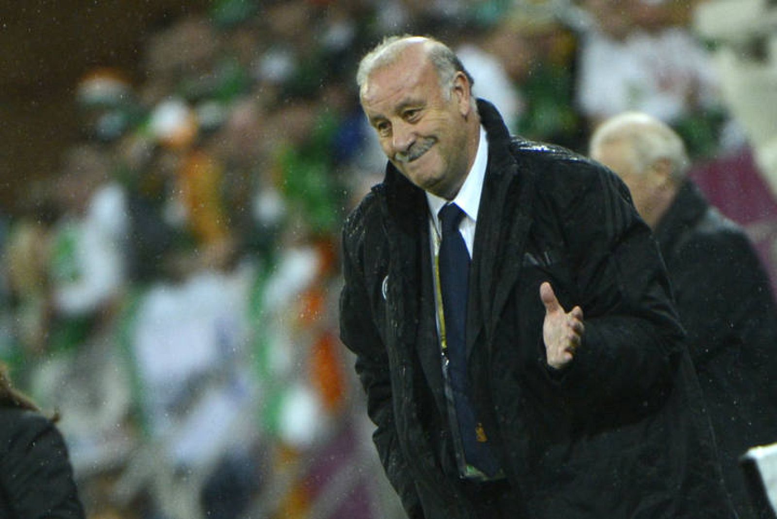 Del Bosque da instrucciones durante el partido contra Irlanda.