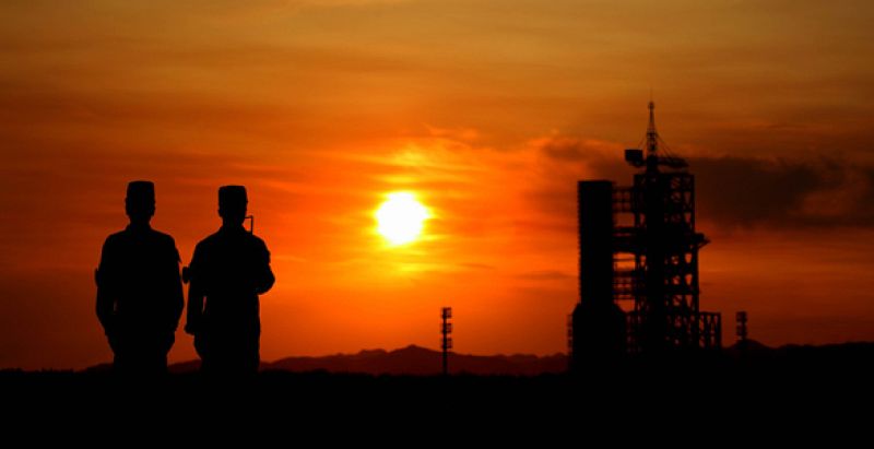 Dos soldados chinos custodian el perímetro de la base desde la que despegará la nave 'Shenzhou IX'