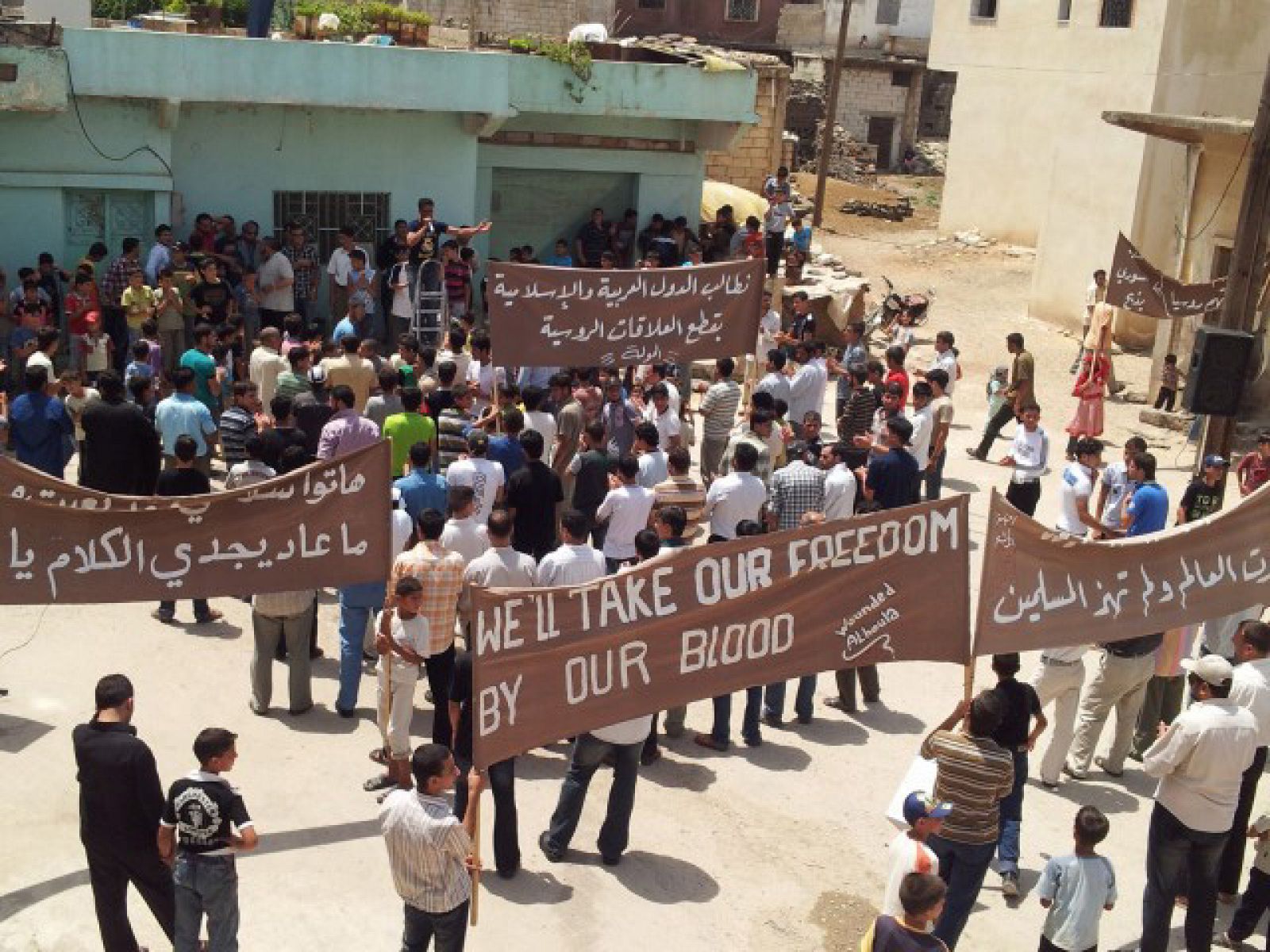 Un grupo de opositores se manifiesta en Hula (Siria)