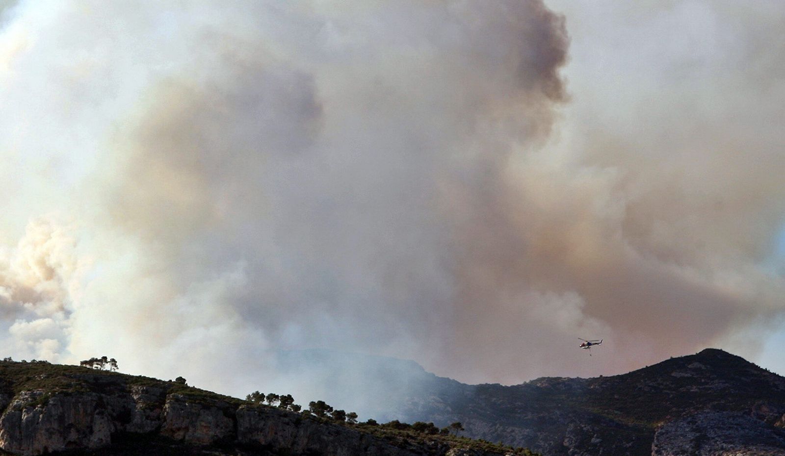 EL INCENDIO DE PINELL DE BRAI QUEMA YA 100 HECTÁREAS Y AVANZA DEPRISA