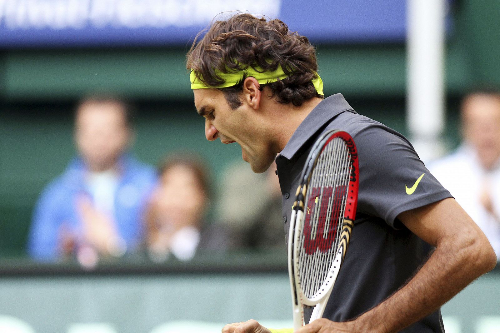 El tenista suizo Roger Federer celebra tras vencer.