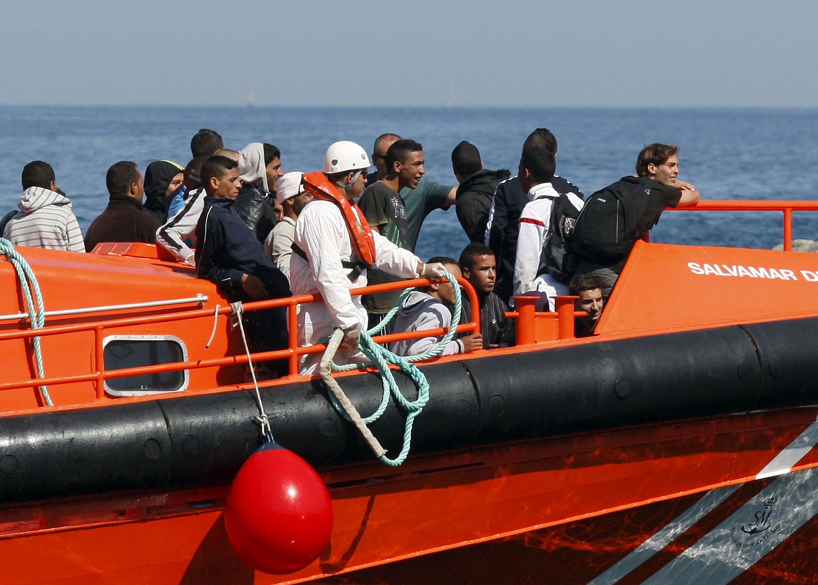 RESCATADOS 25 INMIGRANTES MAGREBÍES EN PATERA INTERCEPTADA AL SUR DE ESPAÑA