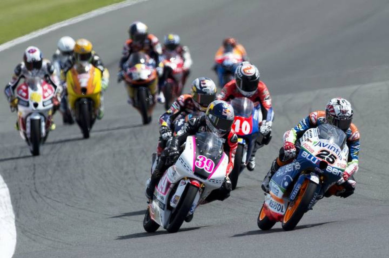 Maverick Viñales liderando la carrera de Moto3.