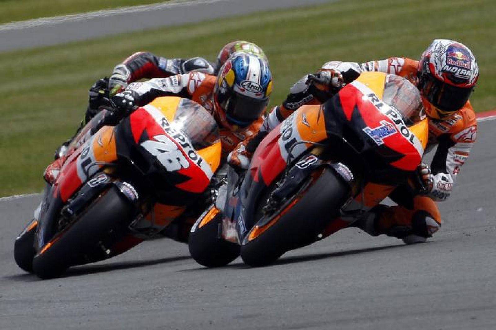 Stoner seguido de Pedrosa durante el GP de Gran Bretaña.