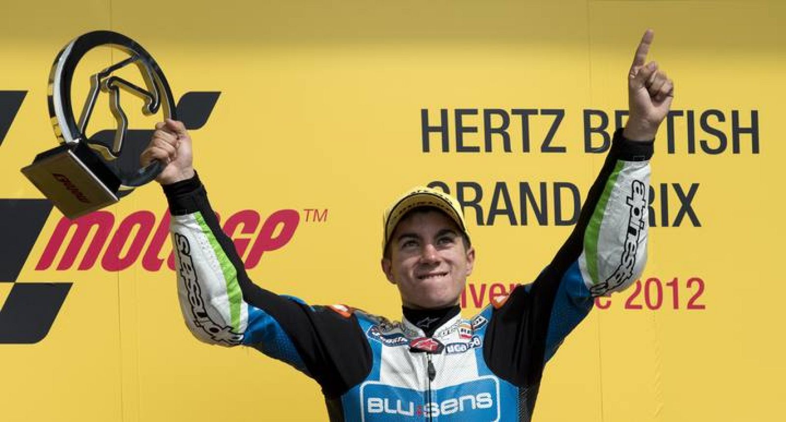 Maverick Viñales celebra su victoria en Moto3 en el circuito británico de Silverstone 